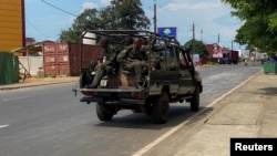 Maafisa wa usalama wakishika doria karibu na jela anaposhikiliwa Moussa Dadis Camara, mjini Conakry.