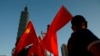 Pendukung Pro-China mengibarkan bendera nasional China di depan gedung landmark Taipei 101, di Taipei, Taiwan 22 Agustus 2016. (Foto: REUTERS/Tyrone Siu)