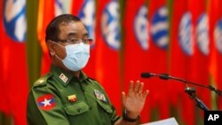 조 민 툰 미얀마 군정 대변인이 수도 네피도에서 브리핑하고 있다. (자료사진)