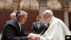 Papa Francis akibadilishana zawadi na Waziri Mkuu wa Hungary Viktor Orban, katika Jumba la Makumbusho la Sanaa Budapest, Jumapili, Septemba 12, 2021.