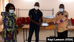 Remise symbolique du Don Aného, le 15 avril 2020. (VOA/Kayi Lawson)