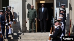 Američki sekretar za odbranu Lojd Ostin sa ukrajinskim ministrom odbrane Rustemom Umerovom ispred Pentagona (Foto: Reuters/Leah Millis)