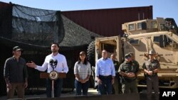 Вице-президент США Джей Ди Вэнс вместе с министром обороны Питом Хегсетом (слева от Вэнса) и директором Национальной разведки Тулси Габбард (справа от Вэнса) общается с прессой во время посещения границы США и Мексики в Игл-Пасс, штат Техас, 5 марта 2025 года.