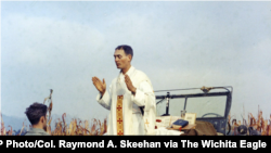 한국전쟁에 미 육군 군종 신부로 참전한 에밀 카폰 대위가 1950년 7월 지프 군용차에 제대를 만들고 미사를 봉헌하고 있다. 카폰 대위는 11월 중공군의 포로가 된 뒤 1951년 5월 수용소에서 숨졌다.