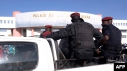 Des policiers le Palais de Justice à Daka, le 14 décembre 2017. 