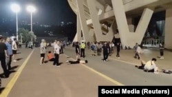 Povrijeđeni ljudi na ulici nakon napada vozilom ispred sportskog centra u Zhuhaiju, Kina