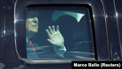 1月20日特朗普抵達佛羅里達西棕櫚灘時向支持者揮手（路透社）