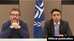 ICCရဲ့ ဥပဒေရေးရာ အကြီး တန်းအကြံပေးပုဂ္ဂိုလ်တဦးဖြစ်တဲ့ Gilbert Bitti နှင့် ICCရုံးရဲ့ ဥပဒေရေးအရာရှိ Mohamed El Zeidy သတင်းစာရှင်းလင်းစဉ် 