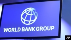 រូបថតផ្លាក​សញ្ញា ធនាគារ​ពិភពលោក។ (រូបថត Reuters)