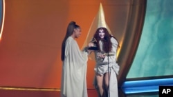 Виктория Моне (слева) вручает награду Чаппелл Роан