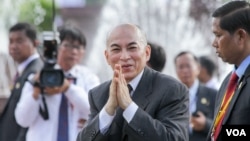 រូបឯកសារ៖ ព្រះករុណាព្រះបុរមនាថ នរោត្តម សីហមុនី ព្រះមហាក្សត្រកម្ពុជាយាងគារវៈកិច្ចដល់មន្រ្តីតំណាងរាស្រ្តនានាក្នុងឧកាសប្រារព្ធខួបលើកទី៦៣ឆ្នាំ នៃទិវាបុណ្យឯករាជ្យជាតិ នៅថ្ងៃពុធ ទី០៩ ខែវិច្ឆិកា ឆ្នាំ២០១៦ នារាជធានីភ្នំពេញ។ (ឡេង ឡែន/VOA) 