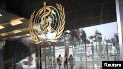Logo di luar gedung Organisasi Kesehatan Dunia (WHO), di Jenewa, Swiss, 6 Februari 2020. (Foto: Reuters)