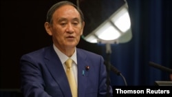 스가 요시히데 일본 총리가 8일 기자회견을 열고, 도쿄 긴급사태 선포에 대해 설명하고 있다.