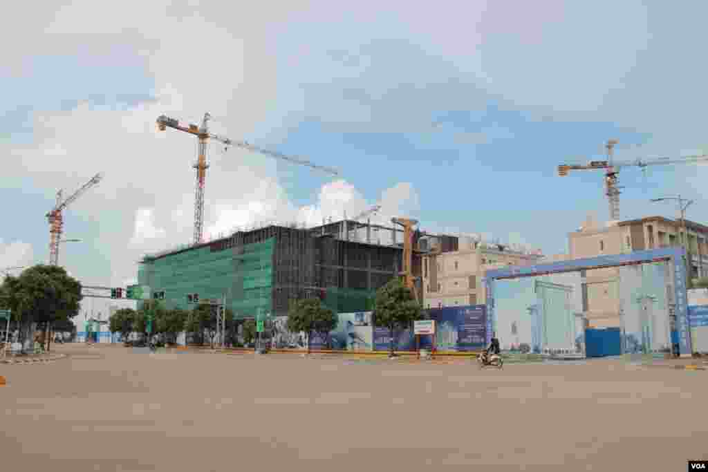 ការ​ដ្ឋាន​សំណង់​នៃ​គម្រោង Riviera ដែល​មាន​អគារ​២៨​ជាន់​ចំនួន​២ និង​អគារ​៣៨​ជាន់​ចំនួន​៣​ នៅ​លើ​កោះ​ពេជ្រនៅ​ថ្ងៃ​ទី​២៧ ខែ​កញ្ញា ឆ្នាំ​២០១៤។ (នូវ ពៅលក្ខិណាVOA)