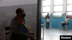 Un miembro de la Policía Nacional Bolivariana emite su voto en un simulacro electoral previo a las elecciones regionales de noviembre para gobernadores y alcaldes, en Caracas, el 10 de octubre de 2021.