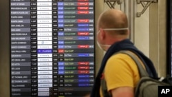 Incertidumbre es lo que prevalece en los aeropuertos de Estados Unidos ante las cancelaciones de vuelos internacionales entre países por la crisis del COVID-19. En Miami, los viajeros están con temor de no poder retornar a sus naciones por la desinformación. 