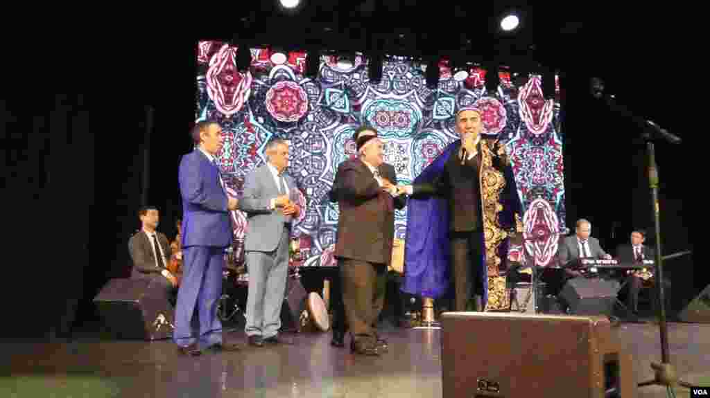 Buxoro yahudiylaridan Sherali Jo'rayevga to'n.