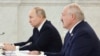 Presiden Rusia Vladimir Putin (kiri) dan Presiden Belarus Alexander Lukashenko menghadiri pertemuan di Moskow, Rusia, pada 6 April 2023. (Foto: Sputnik/Mikhail Klimentyev/Kremlin via Reuters)