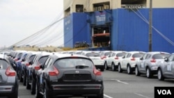 Nissan Juke, mobil sport produksi Nissan siap untuk dieskpor di pelabuhan Yokosuka, selatan Tokyo. Ekspor Jepang masih menurun dibanding tahun lalu, namun jauh lebih baik dari perkiraan.