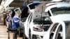 Radnici sklapaju automobile u Folksvagenovoj fabrici u Volfsburgu u Nemačkoj, 27. aprila 2020. Proizvodnja je bila zaustavljena zbog epidemije koronavirusa.