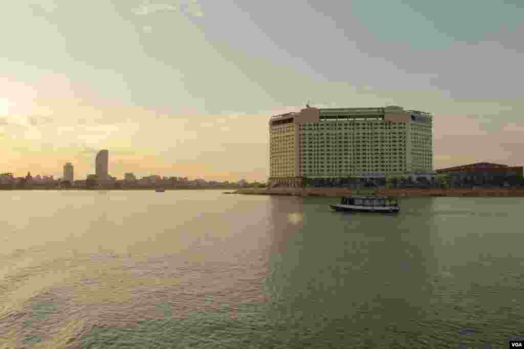 ទិដ្ឋភាព​នៃ​សណ្ឋាគារ​សុខា​ដែល​ស្ថិត​នៅ​ចំ​ចំណុច​ប្រសព្វ​នៃ​ទន្លេ​ចតុមុខ​នៅ​ថ្ងៃ​ទី​២៧ ខែ​កញ្ញា ឆ្នាំ​២០១៤។ (នូវ ពៅលក្ខិណាVOA)