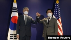 성 김(왼쪽) 미 국무부 대북특별대표가 지난달 23일 서울에서 노규덕 한국 외교부 한반도평화교섭본부장과 회동하고 있다.