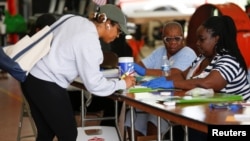 Seorang pemilih sebelum memberikan suaranya di pusat pemungutan suara selama pemilihan utama presiden dari Partai Demokrat di Miami, Florida, AS, 17 Maret 2020. (Foto: Reuters/Marco Bello)
