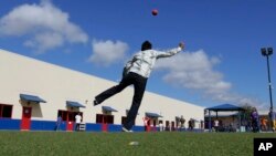 Niños inmigrantes juegan en el Karnes County Residential Center para mujeres y niños en Karnes City, Texas.