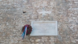 Spomen ploča na ulazu u Budvu izaziva kontroverzu zbog natpisa da je Budvu 8. novembra 1918. oslobodila armija Srbije.