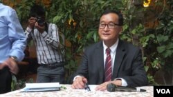 រូបឯកសារ៖ លោក​ សម​ រង្ស៊ី​ នៅ​ក្នុង​កម្មវិធី​អាហារ​ស្រាយបួស​ ជាមួយ​ខ្មែរ​ឥស្លាម​ជាង​១០០នាក់​នៅ​គេហដ្ឋាន​របស់​លោក​ នៅ​ភ្នំពេញ​ នា​ថ្ងៃ​ទី៥​ ខែ​កក្កដា​ ឆ្នាំ​២០១៥។ (សើ​ សាយ្យាណា​/VOA​)