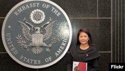 អ្នកស្រីឧកញ៉ា ស្រ៊ាត មំុសុភា នាយិកាគ្រប់គ្រងក្រុមហ៊ុន សុហ្វីយ៉ា និងជាអនុប្រធានសមាគមសហគ្រិនស្ត្រីកម្ពុជា នៅស្ថានទូតអាមេរិកប្រចាំកម្ពុជា កាលពីថ្ងៃទី១០ ខែកញ្ញា ឆ្នាំ២០១៨។ (Rick Albertson, ស្ថានទូតអាមេរិកប្រចាំកម្ពុជា)