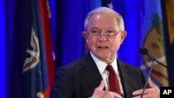 El Fiscal General de EE.UU., Jeff Sessions, dijo que su decisión proporcionaría más claridad para los jueces de inmigración que deciden sobre la validez de los reclamos de asilo.