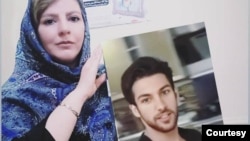 فرزانه انصاری‌فر، خواهر فرزاد انصاری‌فر یکی از جان‌باختگان اعتراضات آبان ۹۸ در بهبهان