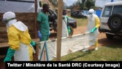 Wafanyakazi wa afya wakiwa wamevalia nguo maalum za kujikinga na virusi vya Ebola, mjini Beni, Kivu Kaskazini, DRC, Septemba 5, 2018.