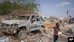 Mtoto akivuka eneo la ukaguzi la kituo cha polisi lililoshambuliwa na al-Shabaab nje ya mji wa Mogadishu, Somalia Jumatano, Feb. 16, 2022. (AP Photo/Farah Abdi Warsameh)