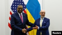 აშშ-ის თავდაცვის მდივანი, ლოიდ ოსტინი და უკრაინის თავდაცვის მინისტრი, ოლექსი რეზნიკოვი - ბრიუსელი, 15 ივნისი, 2022.