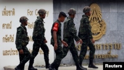 យោធា​ថៃ​ដើរ​នៅ​ខាង​ក្រៅ​​មន្ទីរ​យោធា​ ដែល​​ត្រូវ​បាន​ជឿ​ថា បានឃុំ​ខ្លួន​ជន​សង្ស័យ​បំផ្ទុះ​គ្រាប់បែក​ ដែល​ពាក់ព័ន្ធ​នៅ​ក្នុង​ការ​ផ្ទុះ​នា​ពេល​ថ្មី​ៗ​នេះ​នៅ​ក្រុង​បាងកក។