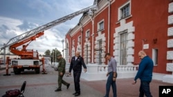 រូបឯកសារ៖ កាលពីថ្ងៃទី២០ ខែសីហា ឆ្នាំ២០២៣ រូបថតបង្ហាញពីលោក Roman Starovoyt អភិបាលតំបន់ Kursk (ស្តាំទីពីរ) និងមន្ត្រីផ្សេងទៀត បន្ទាប់ពីការវាយប្រហារដោយដ្រូន។