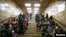 우크라이나 수도 키예프 시민들이 24일 공습 경보가 발령되자 지하철 역 안에서 긴급 대피하고 있다. 