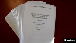 រូបឯកសារ៖ រូបថតនៃរបាយការណ៍​របស់​រដ្ឋអាជ្ញាពិសេស​ស្តី​ពីការស៊ើប​អង្កេត​រឿង​ជ្រៀត​ជ្រែក​របស់​​ប្រទេស​រុស្ស៊ីក្នុងការបោះឆ្នោតប្រធានាធិបតីឆ្នាំ២០១៦ ត្រូវបានថតនៅទីក្រុងញូវយ៉ក កាលពីថ្ងៃទី១៨ ខែមេសា ឆ្នាំ២០១៩។