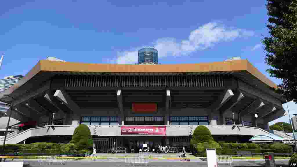 ٹوکیو اولمپکس 2020 کے لیے تیار کردہ 'نیپون بڈوکن' اسٹیڈیم۔ مقامی زبان میں جاپان کو 'نیپون' کہا جاتا ہے۔ 'نیپون' کو جاپان کا قدیم نام بھی کہا جا سکتا ہے۔ اسٹیڈیم کا نام اسی مناسبت سے 'نیپون بڈوکن' رکھا گیا ہے۔ &nbsp; &nbsp; 