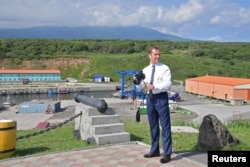 Perdana Menteri Rusia Dmitry Medvedev mengunjungi Pulau Kuril Selatan Iturup, Rusia 2 Agustus 2019. (Foto: Sputnik/Alexander Astafyev via REUTERS)