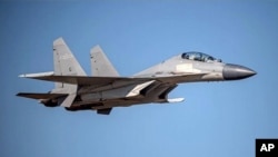 타이완 국방부가 공개한 중국 인민해방군 J-16 전투기 비행 장면. (자료사진)