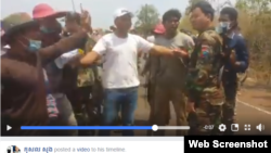 រូបភាព​​ថត​​ពី​​វីដេអូ​ដែល​ត្រូវ​បាន​ចែកចាយ​តាម​ទំព័រ​បណ្តាញ​សង្គម Facebook បង្ហាញ​ពី​ការប៉ះទង្គិចគ្នា​ដោយ​ហិង្សា​រវាង​អាជ្ញាធរ​ខេត្ត​ក្រចេះ ​ជាមួយ​ពលរដ្ឋ​រងគ្រោះ​ដោយ​ការរំលោភ​ដី​ធ្លី​នៅ​ក្នុង​ខេត្ត​ក្រចេះ​នៅ​ថ្ងៃទី ០៨ ខែមីនា ឆ្នាំ២០១៨។ (រូបភាព៖ ថត​ពីទំព័រ Facebook)