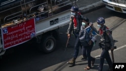 Myanmar Now သတင်းထောက် မကေဇွန်နွေးကို ဖမ်းဆီးသွားသည့်မြင်ကွင်း။ ဖေဖော်ဝါရီ ၂၇၊ ၂၀၂၁
