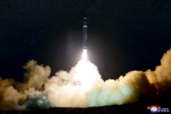 북한이 지난 2017년 11월 화성-15형 탄도미사일 발사에 성공했다며 공개한 사진.