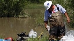 A worker in the operation to clean up an estimated 1,000 barrels of oil that spilled from an Exxon Mobil pipeline along the Yellowstone River in Montana