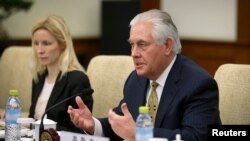 លោក​រដ្ឋ​មន្ត្រី​ការបរទេស​ Rex Tillerson ថ្លែង​នៅ​ក្នុង​កិច្ចប្រជុំ​ទ្វេភាគី​ជាមួយ​នឹង​លោក​រដ្ឋ​មន្ត្រី​ចិនWang Yi នៅ​វិមាន Diaoyutai State Guesthouse ក្នុង​ក្រុង​ប៉េកាំង ប្រទេស​ចិន កាលពី​ថ្ងៃទី១៨ ខែមីនា ឆ្នាំ២០១៧។