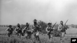 Військові у протигазах під час навчання 30 травня 1941 року. AP Photo