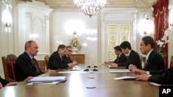 지난 2016년 12월 블라디미르 푸틴 러시아 대통령과 기시다 후미오 일본 외무상이 쿠릴열도 영토 분쟁 문제에 대해 회의를 하고 있다. 